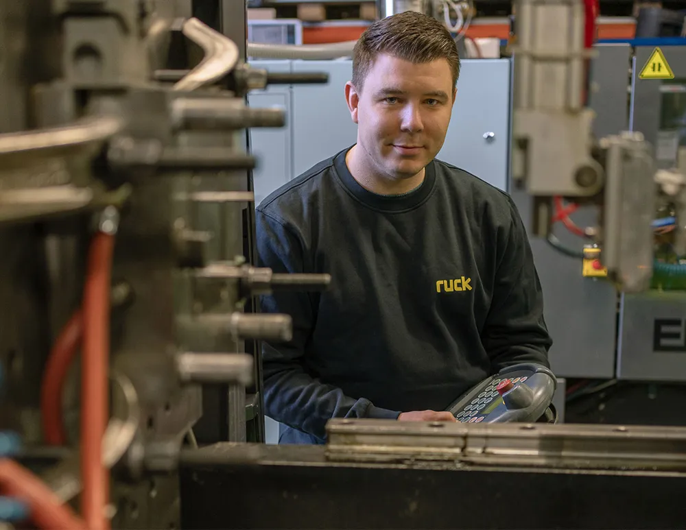 Marcel in der Produktionshalle.