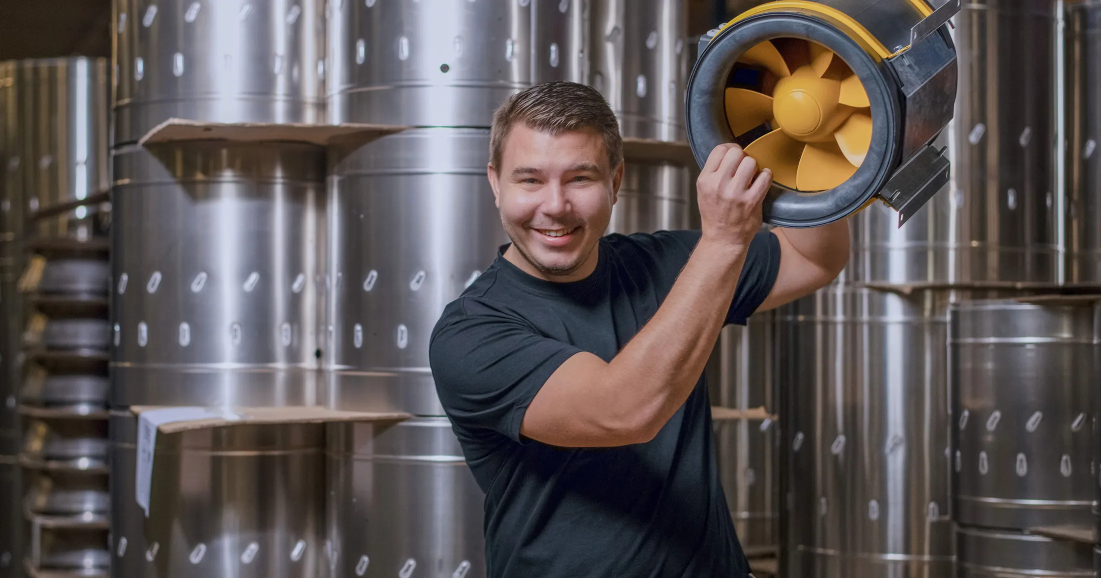 Marcel aus der Arbeitsvorbereitung in der Produktionshalle.