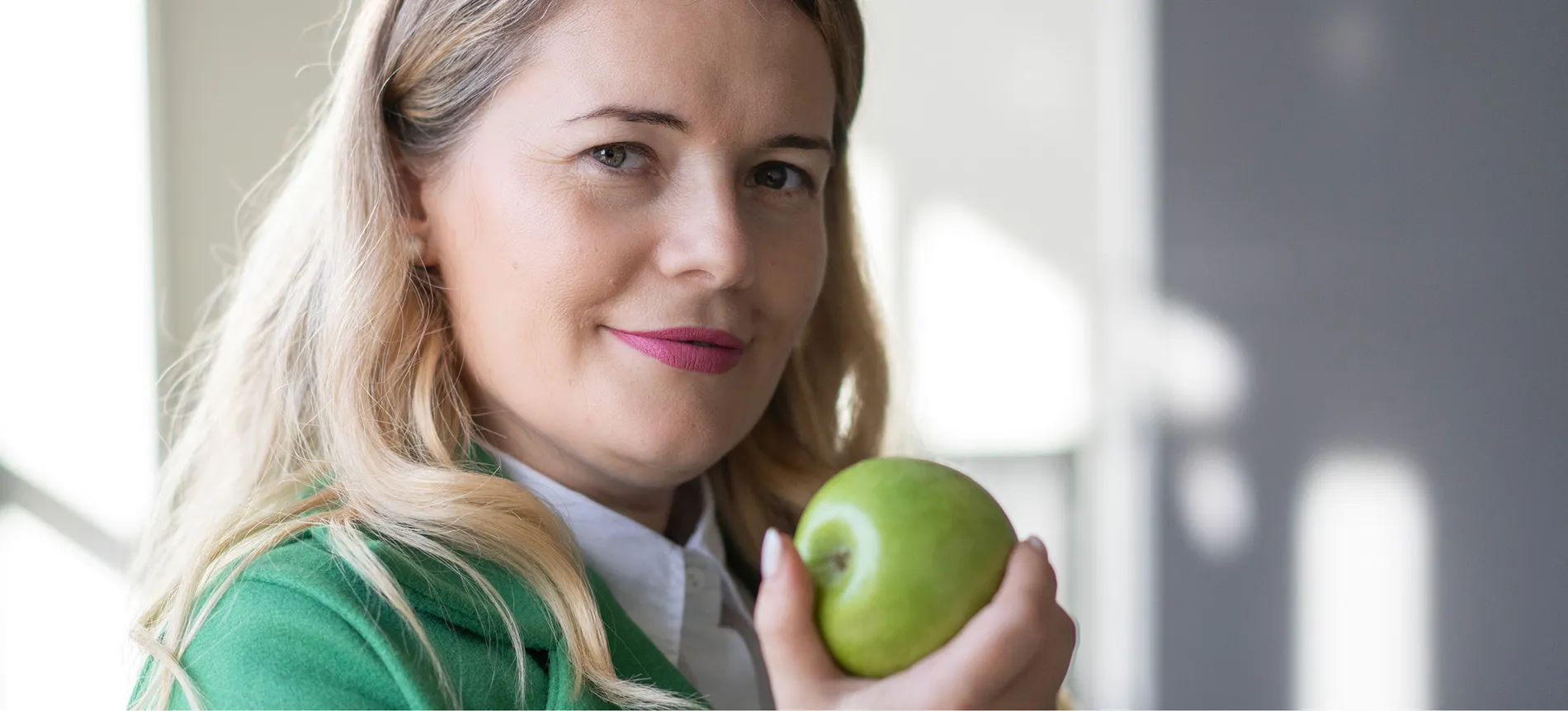 Portrait von Anca mit Apfel als symbolisches Motiv.