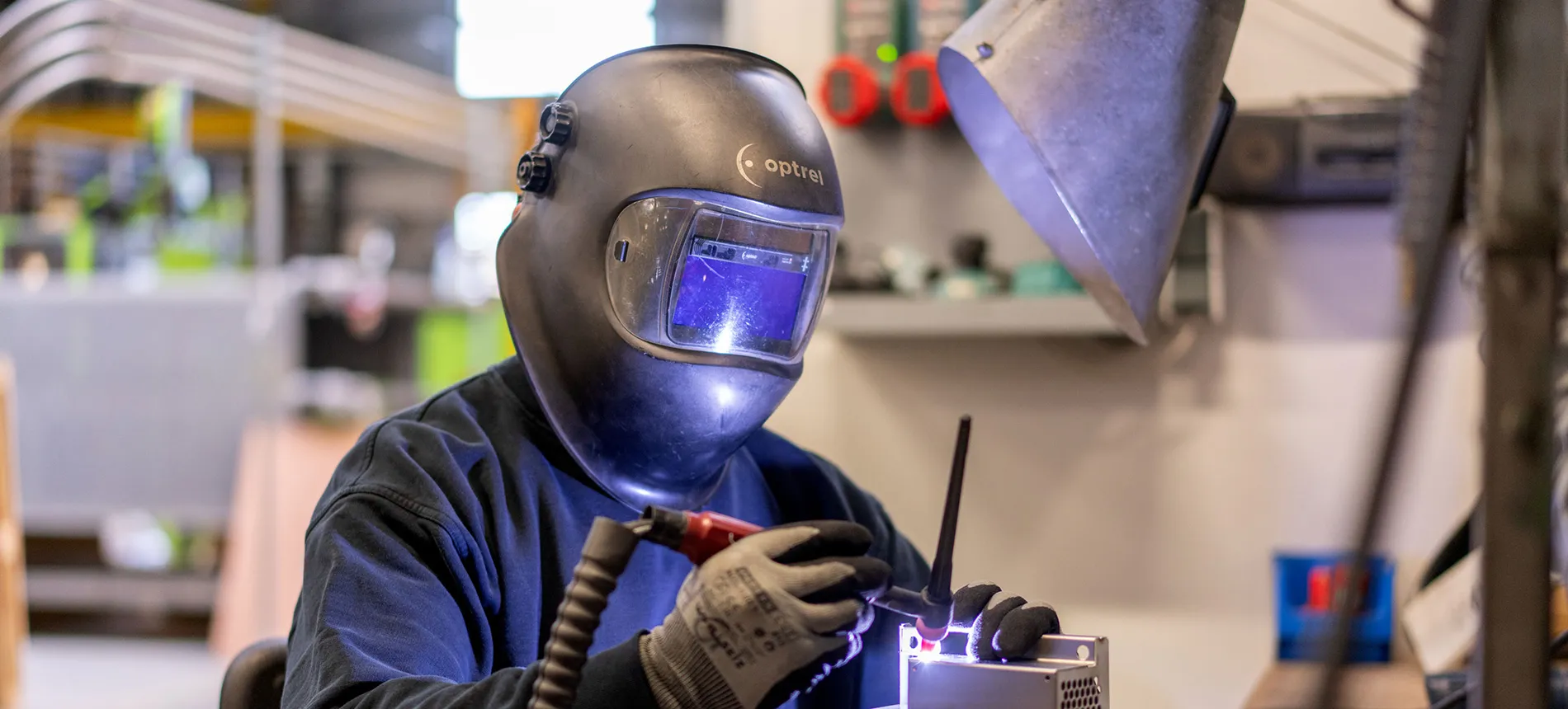 Mitarbeiter beim Schweißen eines Metallbauteils.