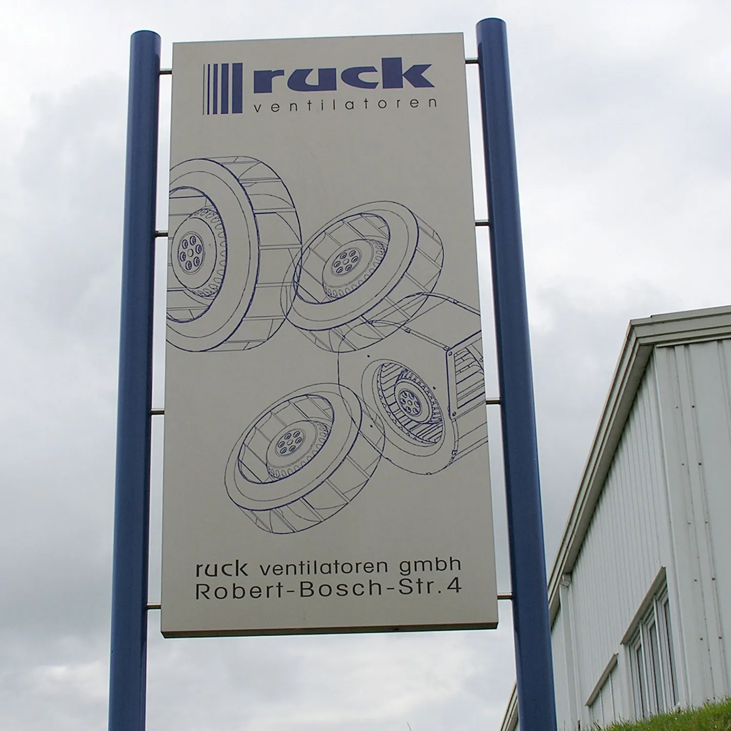 Firmenschild von ruck Ventilatoren am Standort Boxberg.