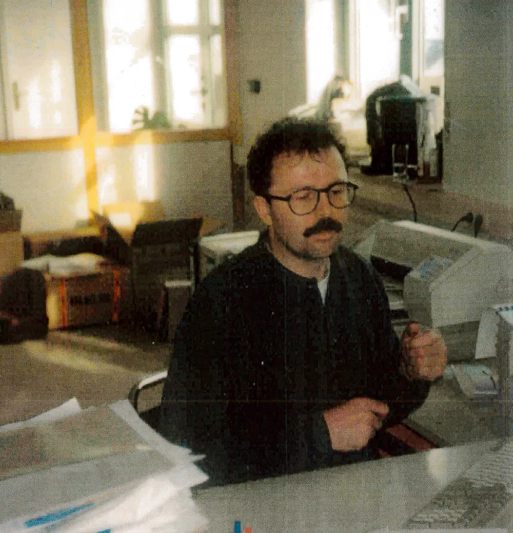 Historisches Foto aus den frühen Jahren von ruck: Mitarbeiter arbeitet an einem Computerarbeitsplatz im Büro während der Aufbauphase des Unternehmens.