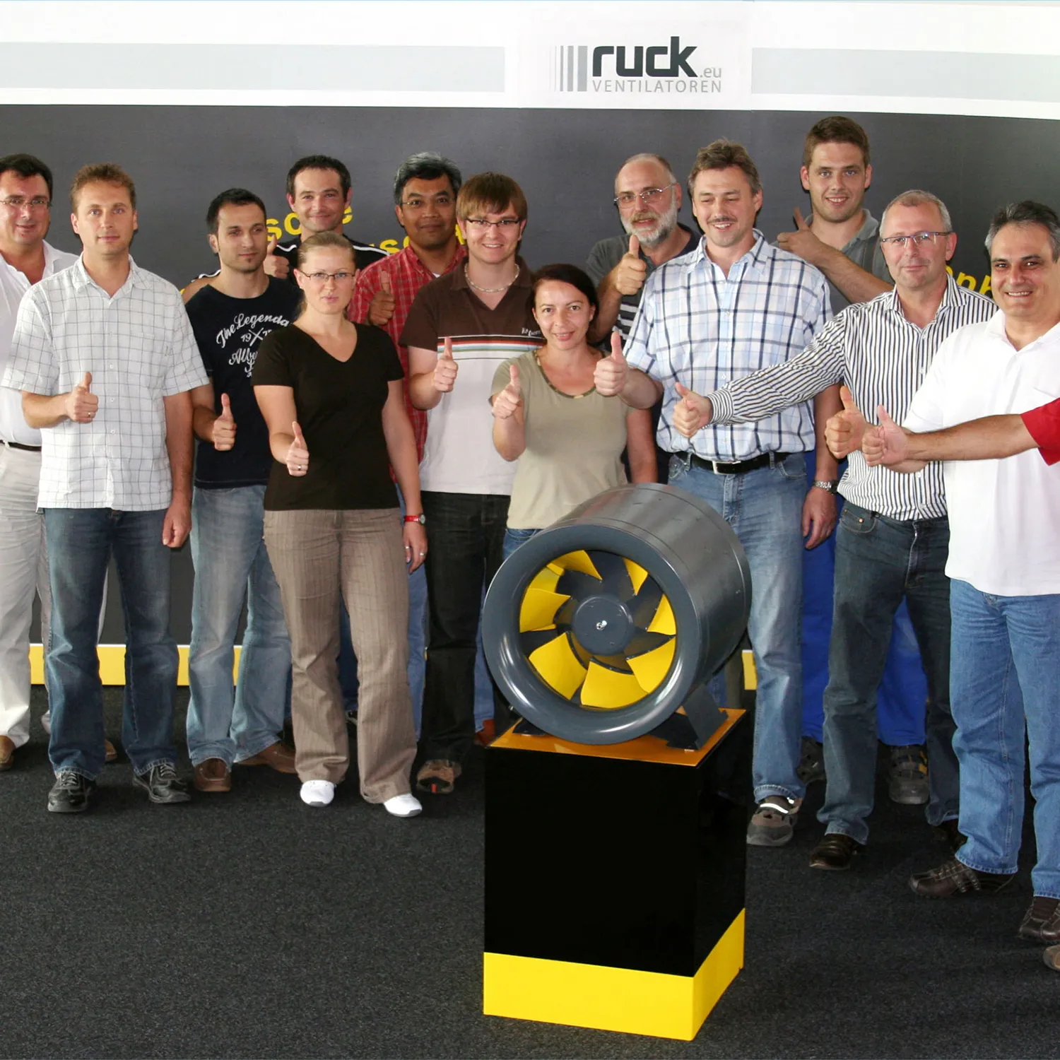 Gruppenfoto des ruck Teams während einer Präsentation.