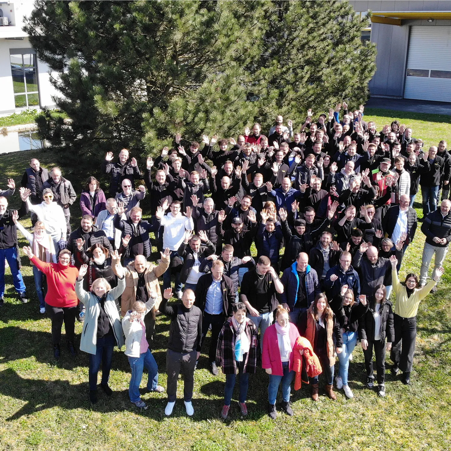 Großes Gruppenfoto der Mitarbeitenden von ruck.