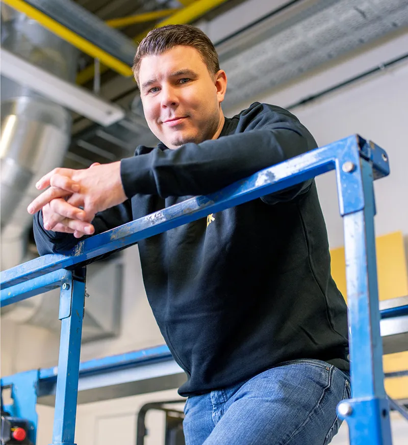 Marcel aus der Arbeitsvorbereitung in der Produktionshalle.