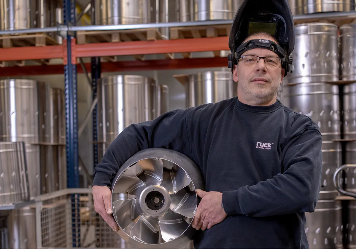 Horst aus der Produktion mit einem Ventilatorbauteil.