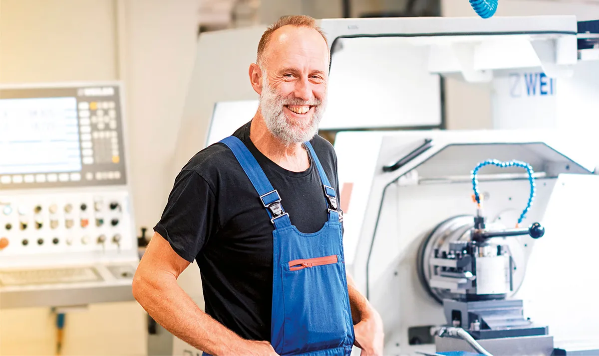 Mitarbeiter von ruck in der Produktion als Beispiel für respektvolle Zusammenarbeit.