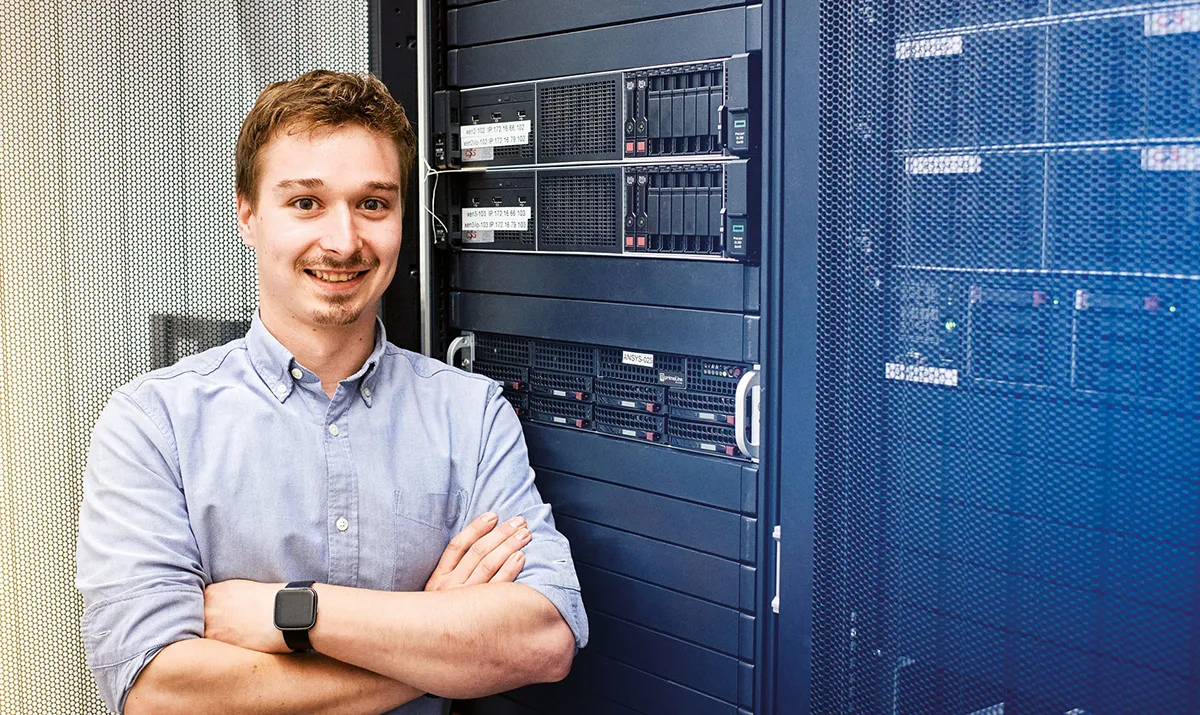 Technischer Mitarbeiter vor Server- und Steuerungssystemen.